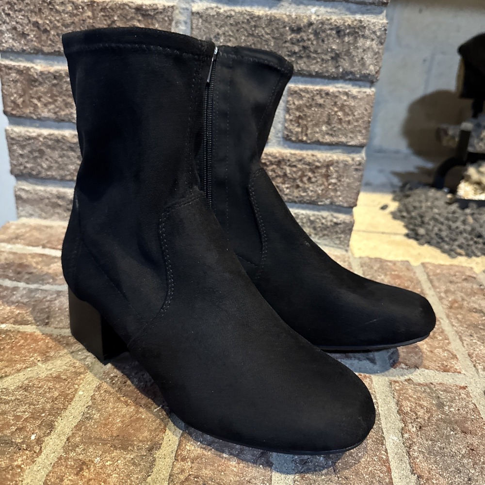 Reaction Kenneth Cole Raleigh Block Heel Bootie Side Zip  2" heel Size 6.5